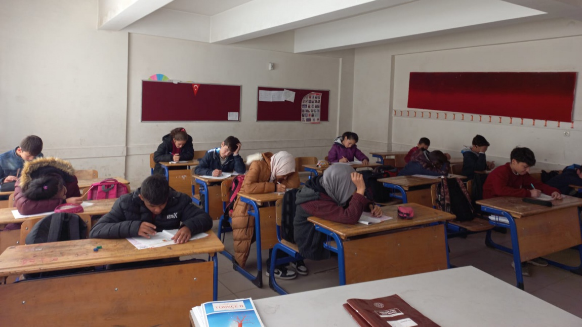 Okulumuzda 8.sınıflara yönelik Türkiye geneli deneme sınavları yapıldı.